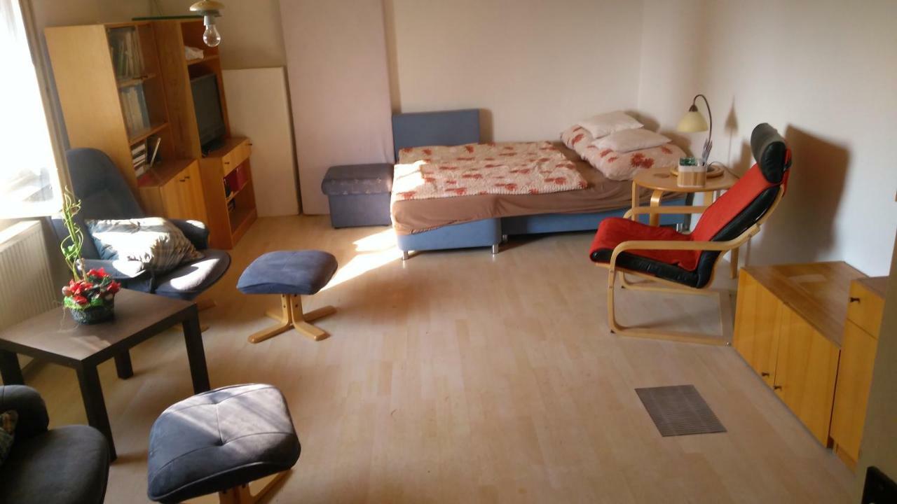 U Babicky A Jeji Psi Smecky Pension Weselitschko Buitenkant foto